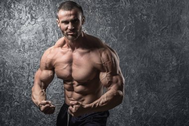 adamın kaslarına gösterilen