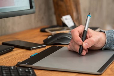 Grafik tablet kullanma sırasında adam