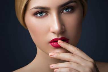  Güzel Sarışın Kadın