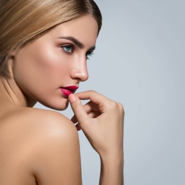 Kırmızı dudaklar ile sarışın kız