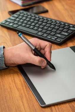Grafik tablet kullanma sırasında adam