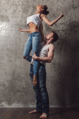 Farklı dans elemanları Studio yapıyor dansçılar