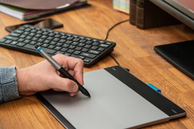 Grafik tablet kullanma sırasında adam