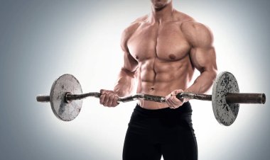 barbell ile genç vücut geliştirmeci