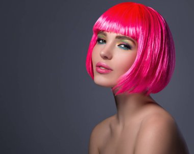 Pembe saçlı genç kadın.