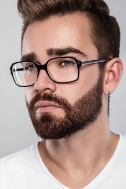 adam gözlük