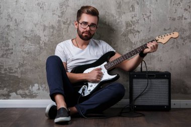 Bir gitar ile şık adam