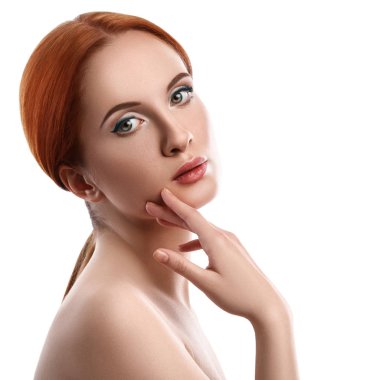 Kadın mavi göz kalemi ile