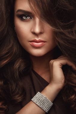 kadın parlak bir bilezik ile