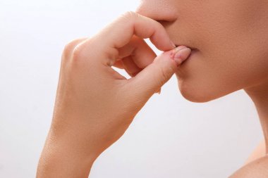 Parmaklarını bitting kadın