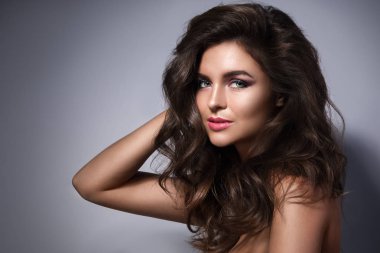 Kıvırcık saçlı güzel bir kadın.