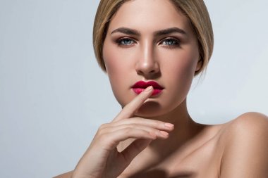 güzel sarışın kız kırmızı dudaklar