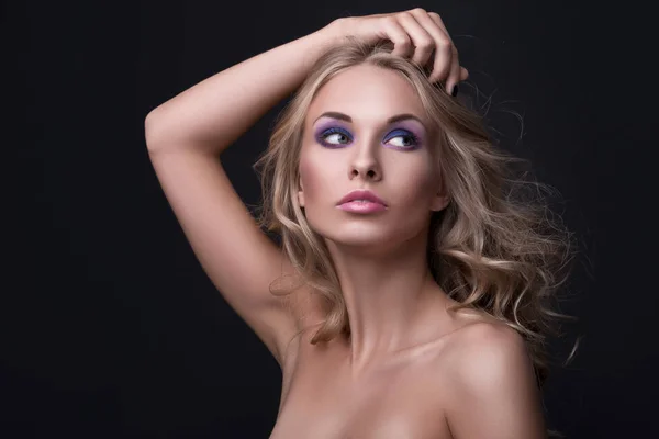 Blond kvinna med lockigt hår — Stockfoto