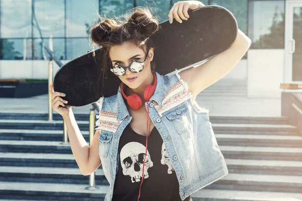 Ragazza elegante con uno skateboard — Foto Stock