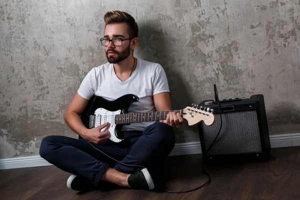 Cara elegante com uma guitarra — Fotografia de Stock