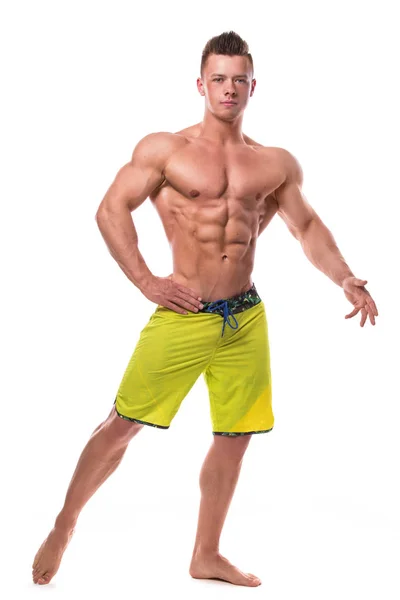 Giovane bodybuilder in pantaloncini verdi — Foto Stock