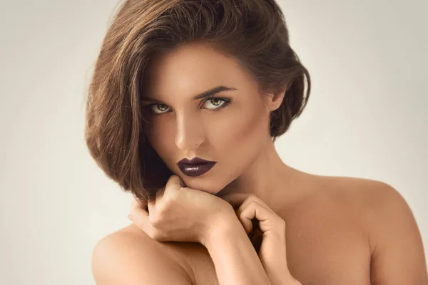 Schöne Frau mit dunklem Lippenstift — Stockfoto