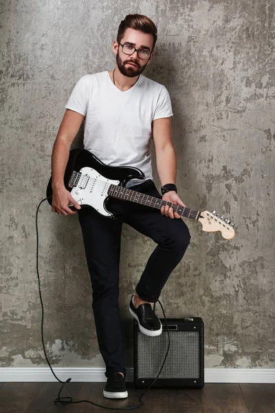 Stylischer Typ mit einer Gitarre — Stockfoto