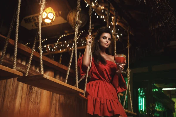 Encantadora mujer en el bar de verano — Foto de Stock