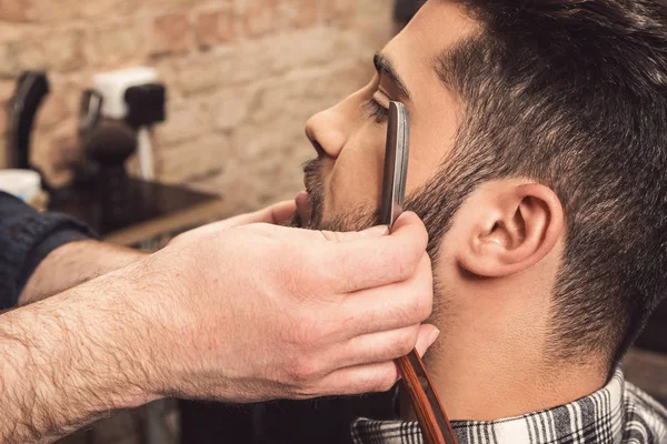 Barbier travaillant avec un rasoir droit — Photo