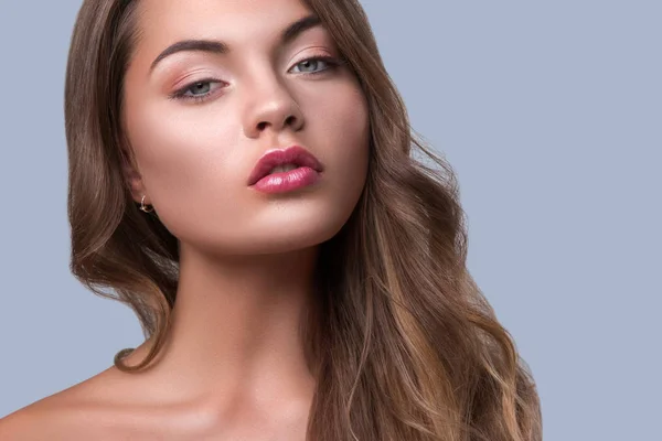 Retrato de mujer joven con el pelo rizado —  Fotos de Stock