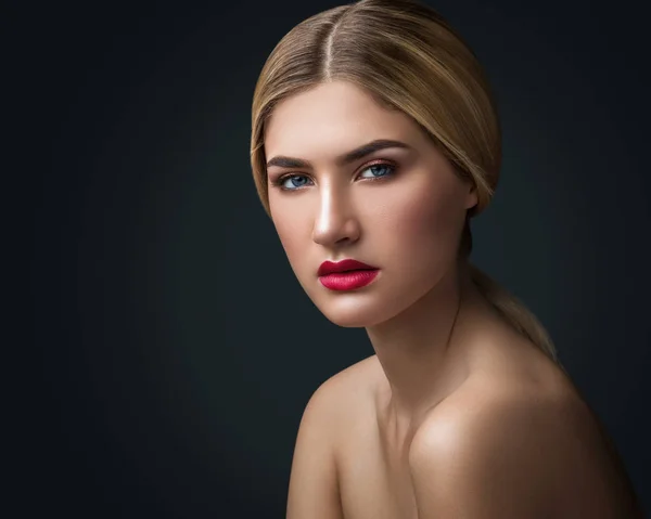 Girl with red lips — Stock Photo, Image