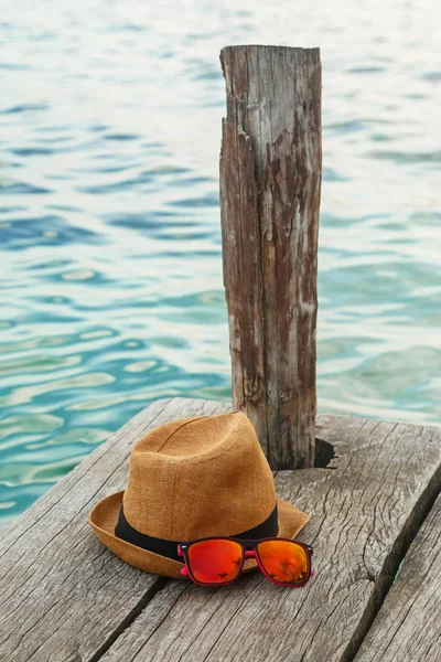 Słomkowy kapelusz i okulary przeciwsłoneczne — Zdjęcie stockowe