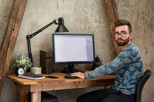 Diseñador gráfico en su lugar de trabajo — Foto de Stock