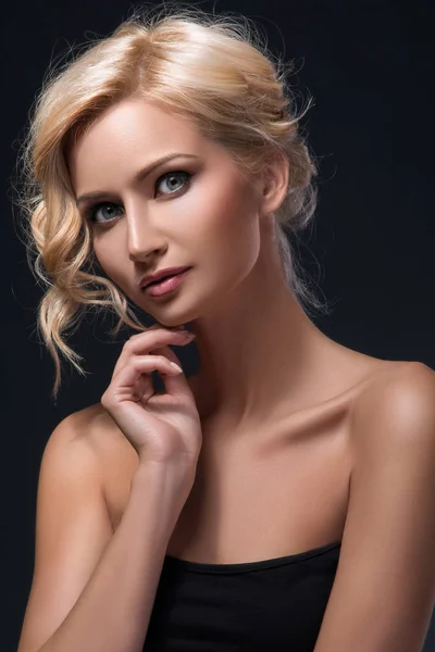 Mooie blonde meisje met mooi gezicht — Stockfoto