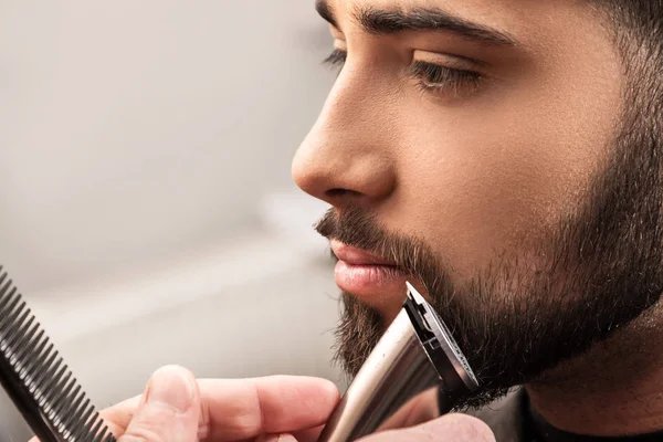 Shaving beard with a hair-clipper — Stock Photo, Image