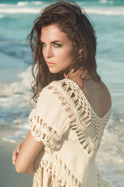 ผู้หญิงสวยบนชายหาด — ภาพถ่ายสต็อก