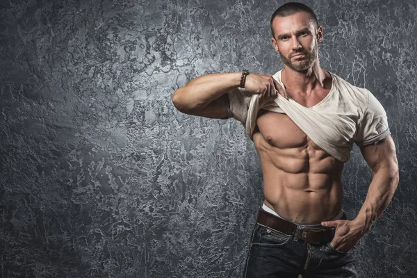 Mann mit muskulösem Körper — Stockfoto