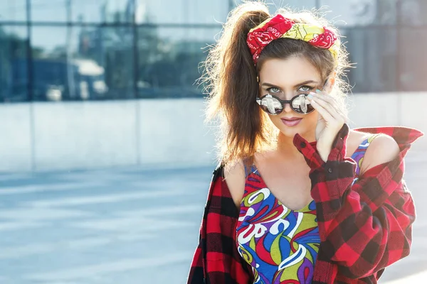 Stylish girl on the street — Stock Photo, Image