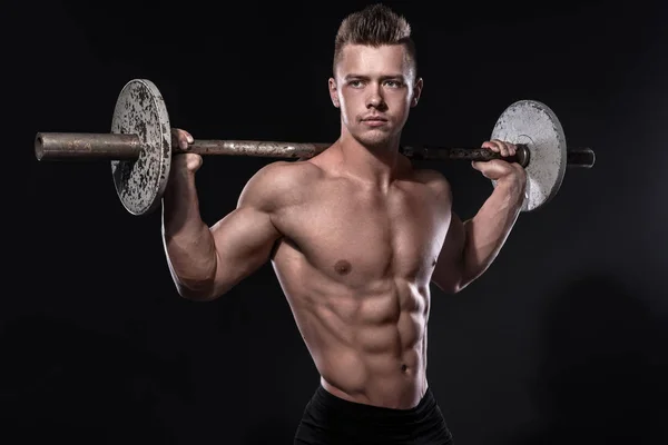 Giovane bodybuilder con bilanciere — Foto Stock