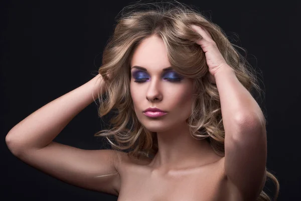 Blond kvinna med lockigt hår — Stockfoto