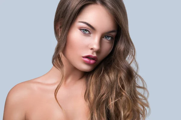 Retrato de mulher jovem com cabelo encaracolado — Fotografia de Stock