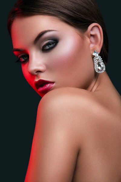 Портрет женщины с красивыми серьгами
