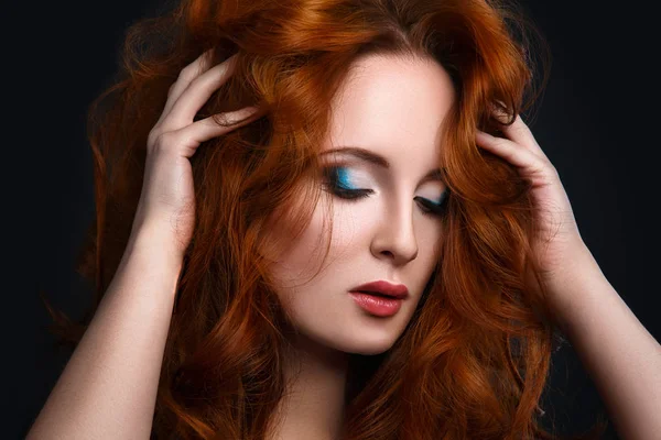 Vrouw met mooie rode haren — Stockfoto