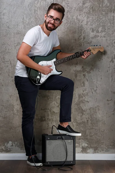 Cara elegante com uma guitarra — Fotografia de Stock