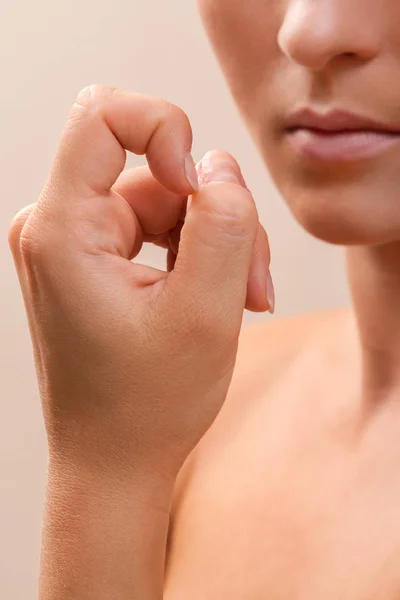 Mujer mordiéndose los dedos — Foto de Stock