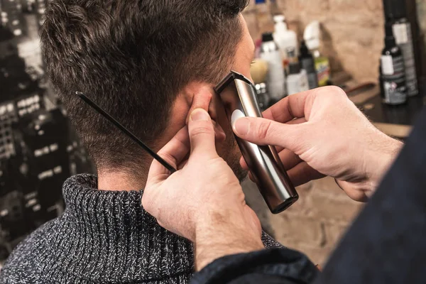 Friseur arbeitet mit Haarschneidemaschine — Stockfoto