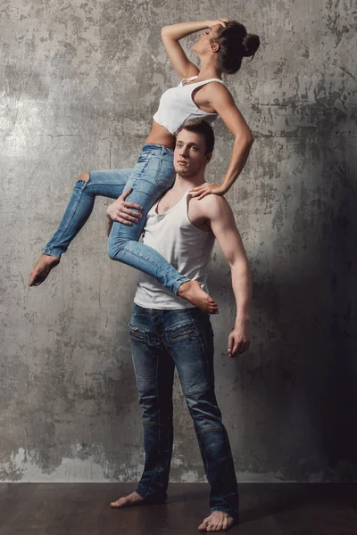 Farklı dans elemanları Studio yapıyor dansçılar