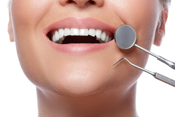 Mulher sorridente e ferramentas dentárias — Fotografia de Stock