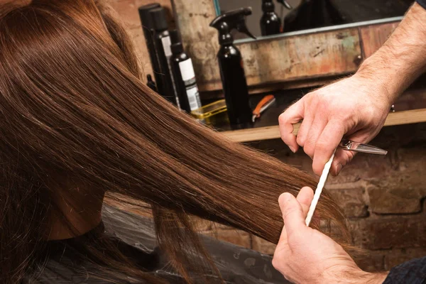 Friseur während der Arbeit — Stockfoto