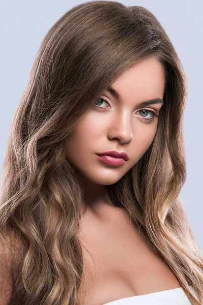 Kıvırcık saçlı genç bir kadının portresi — Stok fotoğraf