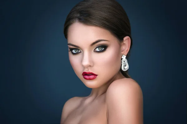 Ung kvinna med vackra örhängen — Stockfoto