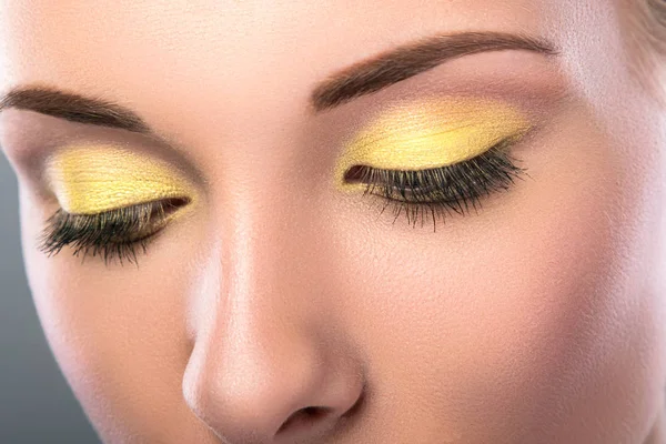 Wajah perempuan dengan eyeshadows kuning — Stok Foto