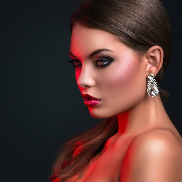 Porträtt av kvinna med vackra örhängen — Stockfoto