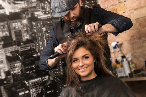 Friseur während der Arbeit — Stockfoto