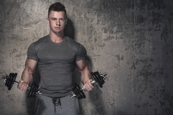 Bodybuilder doen biceps krullen met halters — Stockfoto